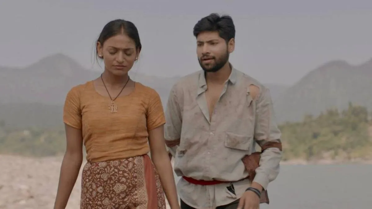 हीरोइन बनीं वायरल गर्ल मोनालिसा, अभिषेक त्रिपाठी संग शुरू की पहली फिल्म की  शूटिंग, दिखी रोमांटिक केमेस्ट्री - India TV Hindi