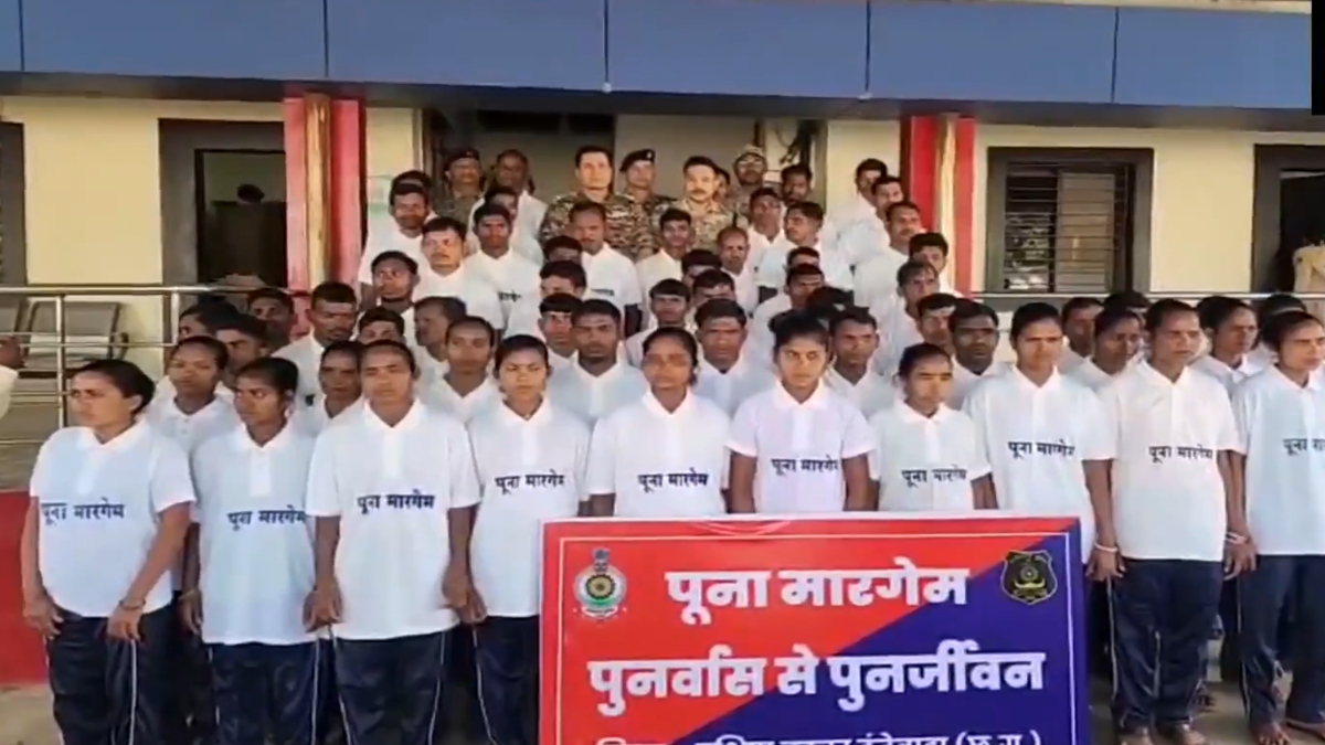 1.19 करोड़ के इनामी 63 नक्सलियों ने किया सरेंडर 1.19 करोड़ के इनामी 63 नक्सलियों ने किया सरेंडर