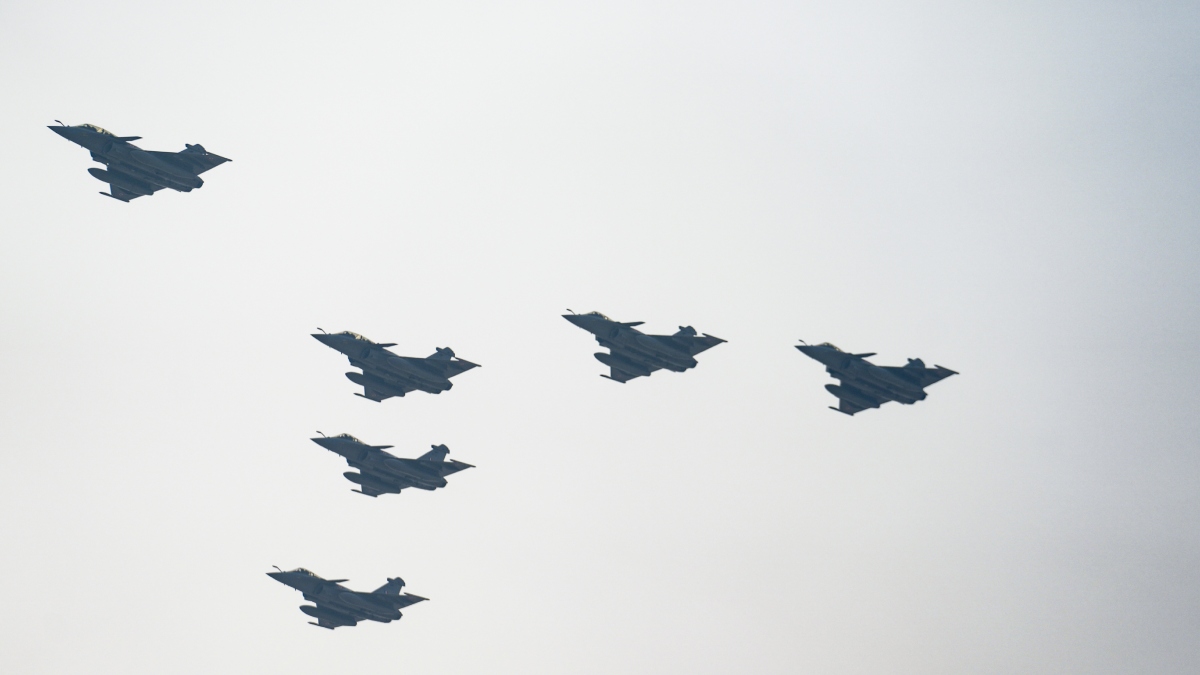 26 जनवरी को आसमान में दिखेगा ‘सिंदूर’, खास संरचना में उड़ेंगे राफेल, S-30 और जगुआर फाइटर जेट 26 जनवरी को आसमान में दिखेगा ‘सिंदूर’, खास संरचना में उड़ेंगे राफेल, S-30 और जगुआर फाइटर जेट