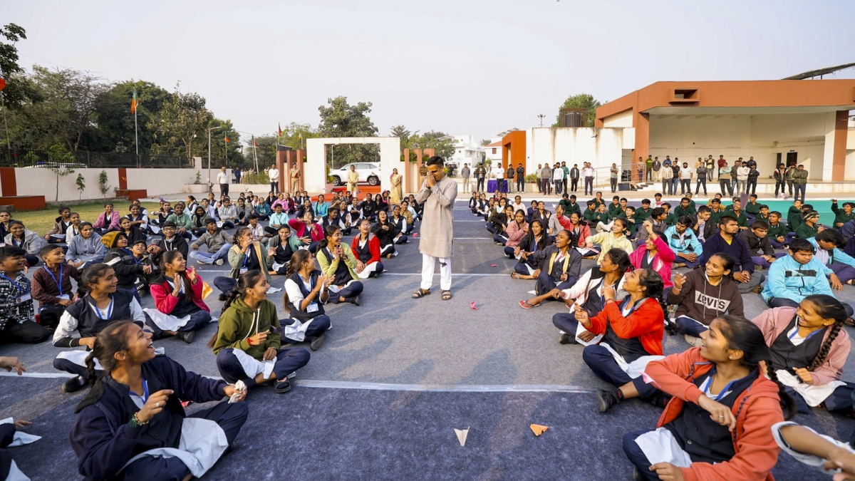 भीषण ठंड और कोहरे का असर, नोएडा में स्कूलों का समय बदला, पढ़ें प्रशासन का आदेश भीषण ठंड और कोहरे का असर, नोएडा में स्कूलों का समय बदला, पढ़ें प्रशासन का आदेश