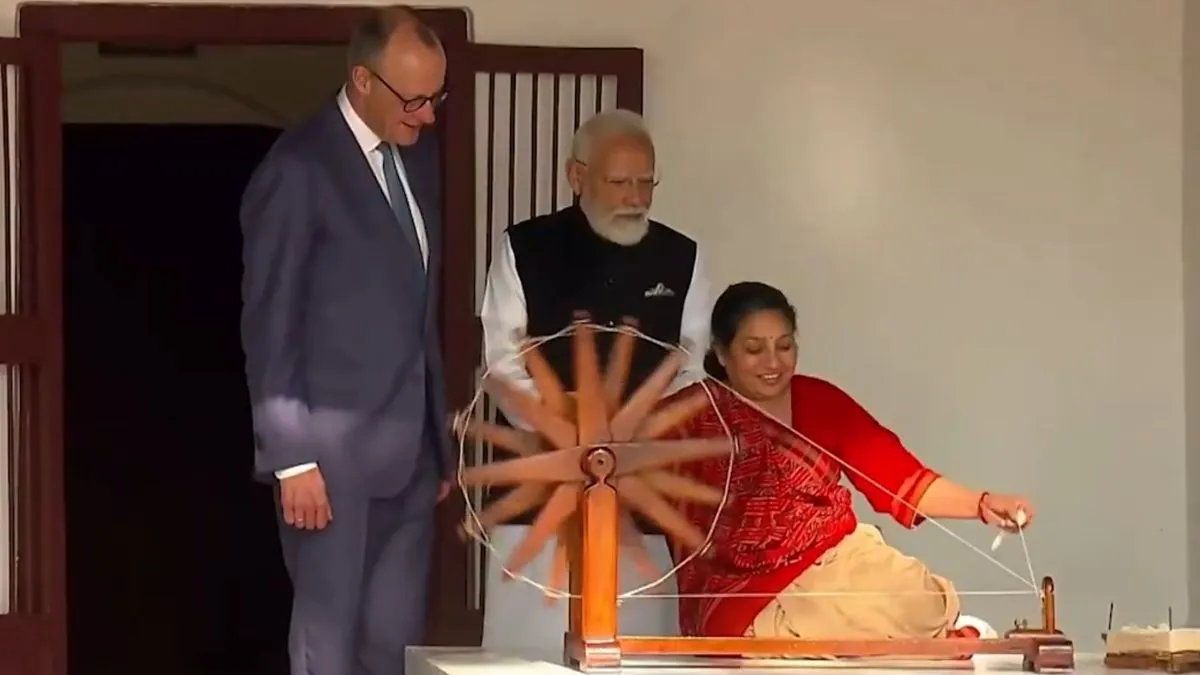 अहमदाबाद में PM मोदी से मिले जर्मनी के चांसलर मर्ज, पहुंचे साबरमती आश्रम; उड़ाई पतंग पीएम मोदी के साथ साबरमती आश्रम पहुंचे मर्ज।- India TV Hindi