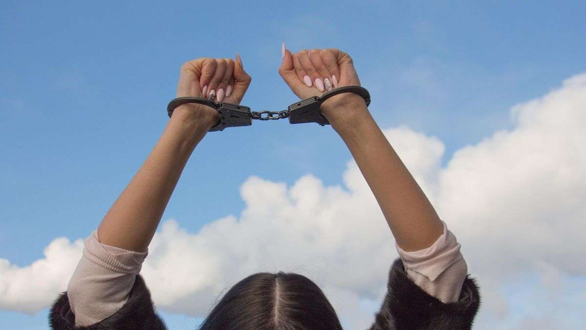 बच्ची ने बिस्तर गीला किया तो सौतेली मां ने की हैवानियत, गर्म चम्मच से दागा प्राइवेट पार्ट बच्ची ने बिस्तर गीला किया तो सौतेली मां ने की हैवानियत, गर्म चम्मच से दागा प्राइवेट पार्ट