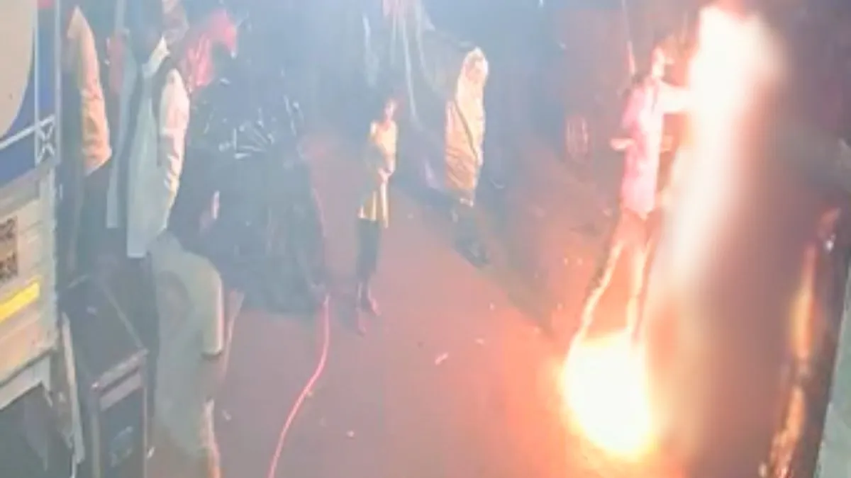 35 रुपये के सिगरेट विवाद में शख्स को जिंदा जलाने की कोशिश, पेट्रोल छिड़क कर  लगाई आग; देखें VIDEO - India TV Hindi