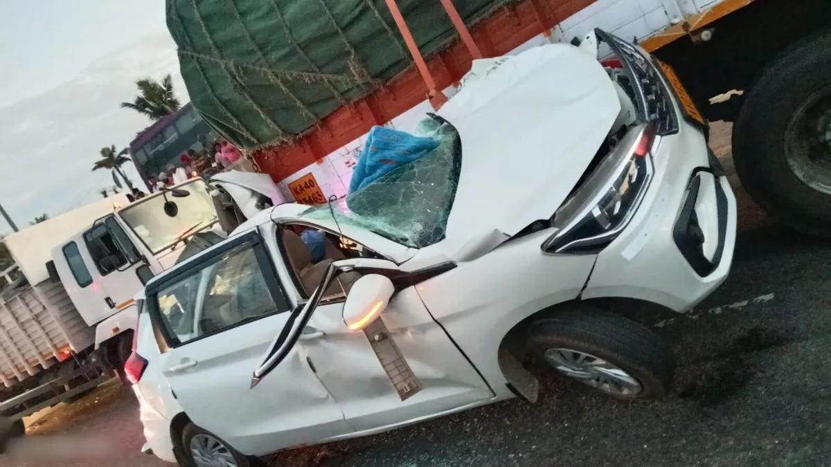 हाईवे पर खड़े ट्रक में जा घुसी कार, तीन की दर्दनाक मौत; तीन घायल खड़े ट्रक में जा घुसी कार। - India TV Hindi