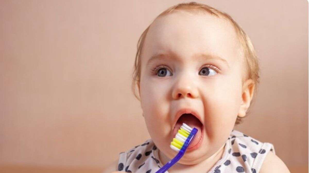 दांत निकलने के कितने समय बाद बच्चों को ब्रश कराना चाहिए ?