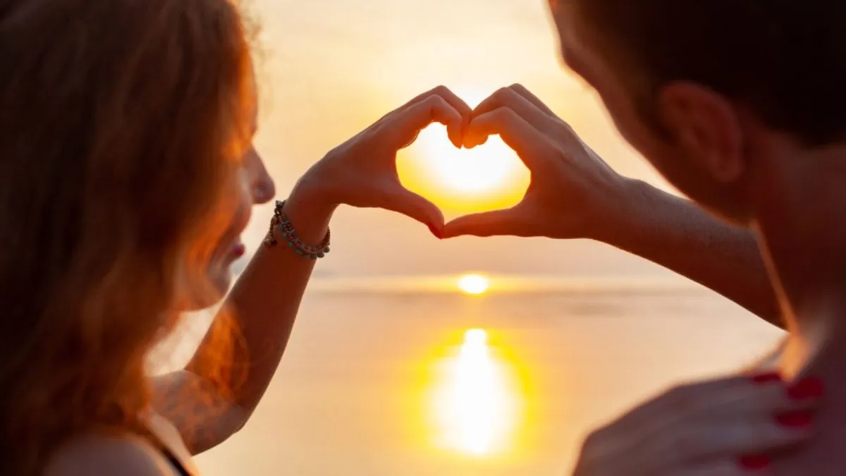 Love Horoscope 4 January 2026: प्रेम जीवन में अच्छे बदलाव देखेंगी ये 3 राशियां, पार्टनर से खुलकर साझा करेंगे अपनी बातें, पढ़ें लव राशिफल Love Horoscope - India TV Hindi