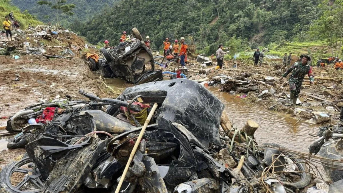 इंडोनेशिया के जावा द्वीप पर फिर हुई डरावनी लैंडस्लाइड, हादसे में 21 लोगों की मौत और 80 से अधिक लापता जावा द्वीप पर हुआ भूस्खलन। - India TV Hindi