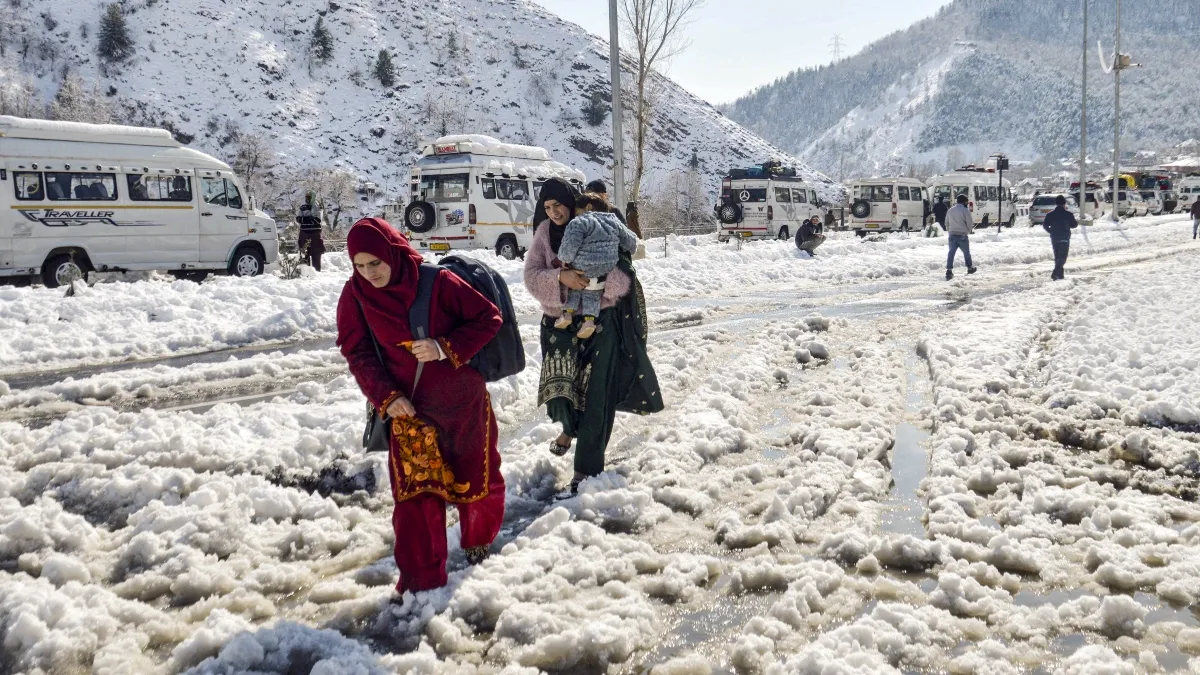 उत्तर भारत में बर्फबारी से कड़ाके की ठंड का प्रकोप, अब फिर बरसेंगे बादल, जानिए अगले 2 दिन के मौसम का हाल पहाड़ी इलाकों में...- India TV Hindi