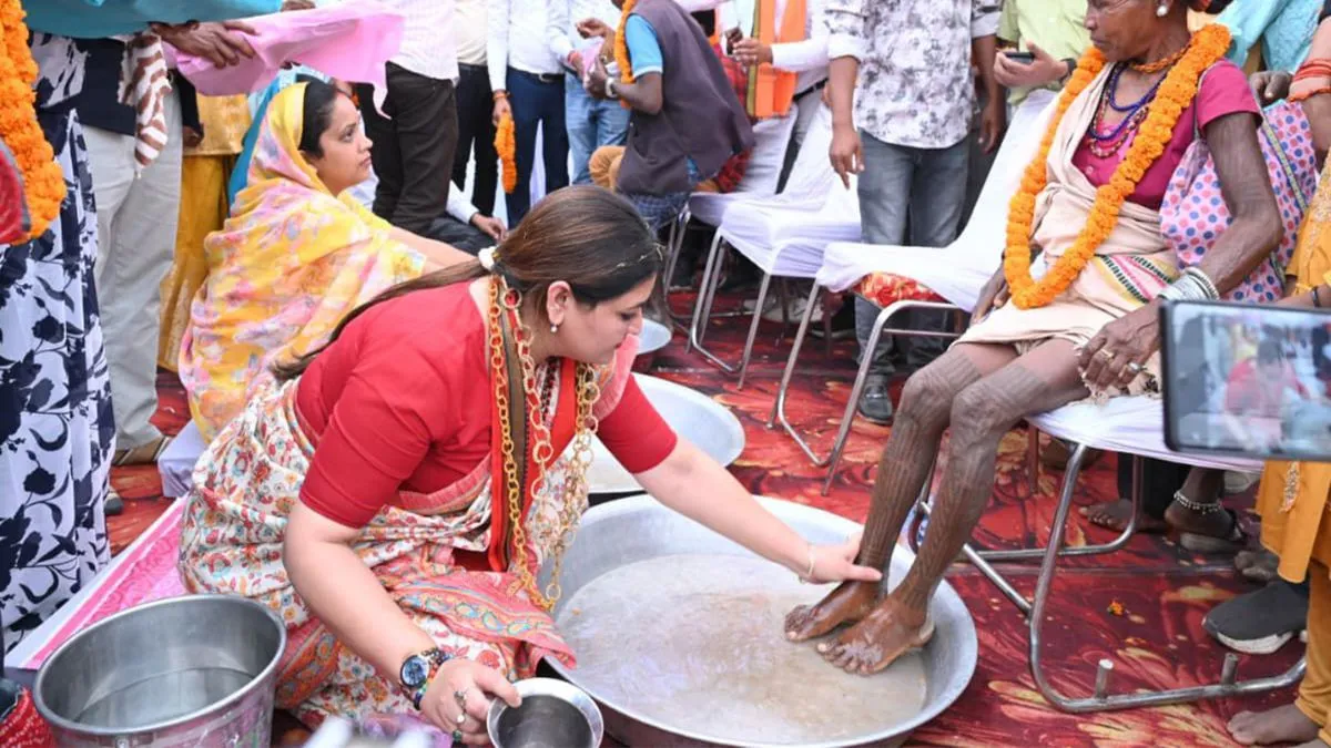VIDEO: आदिवासियों के पैर धोने वाली ये महिला विधायक कौन हैं? इनके पास पैसों की नहीं है कोई कमी Bhawna Bohra, Pandariya MLA, Chhattisgarh tribal news, tribal ghar wapsi- India TV Hindi