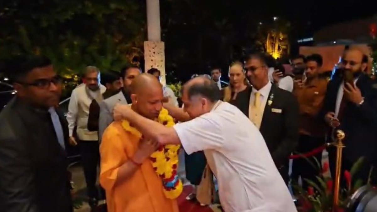 CM Yogi adityanath singapore visit grand welcome outside hotel watch video । सिंगापुर दौरे पर CM योगी, होटल के बाहर हुआ ग्रैंड वेलकम; देखें VIDEO