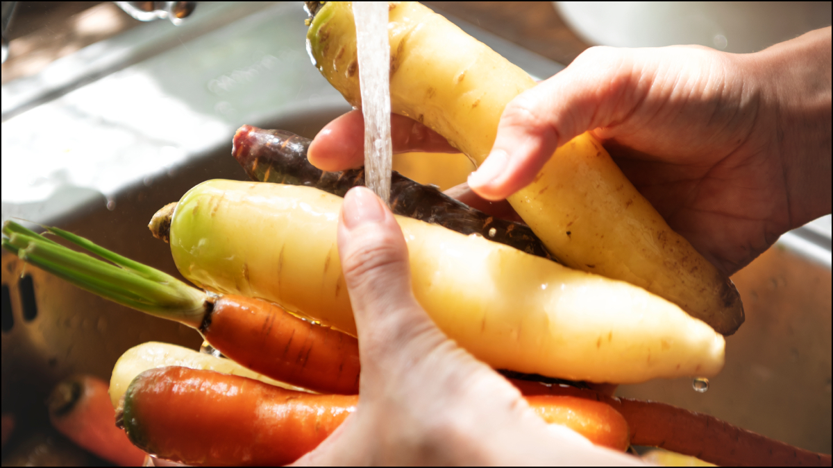 फल सब्जियों को इस पानी के घोल में जरूर धोएं, हानिकारक कीटाणु और केमिकल हो जाएंगे साफ