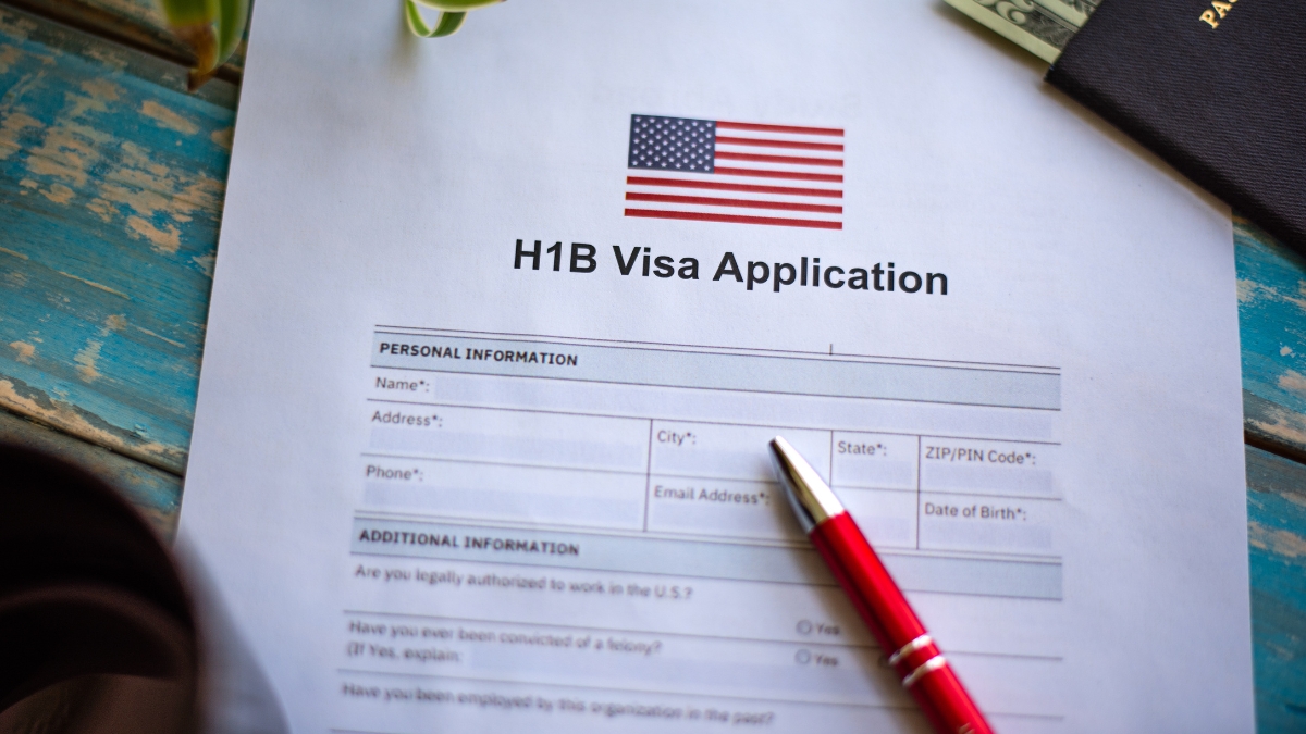 अमेरिका की नई चाल हुई फेल? H-1B पर 0000 की फीस भी नहीं रोक पाएगी भारतीयों की राह! नई स्टडी का चौंकाने वाला दावा