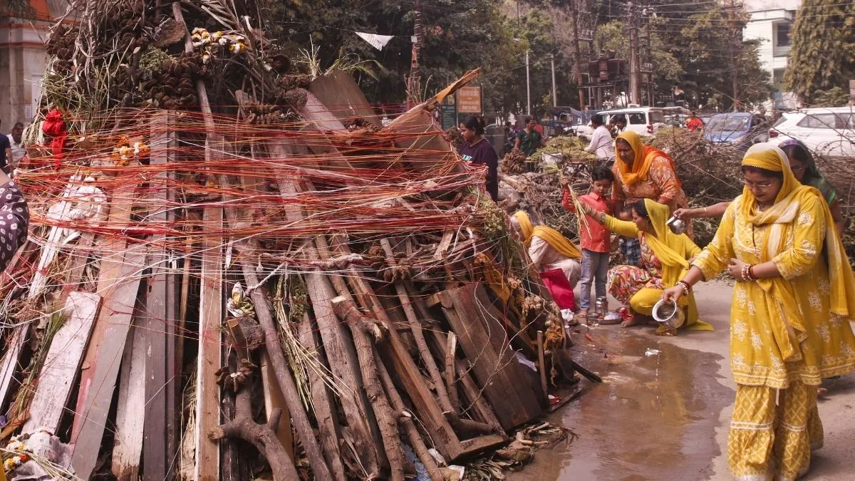 Holika Dahan Parikrama: 1, 3 या 7, कितनी बार करें होलिका की परिक्रमा? जानें सही संख्या, धार्मिक आधार और पूरी विधि Holika Dahan Parikrama- India TV Hindi