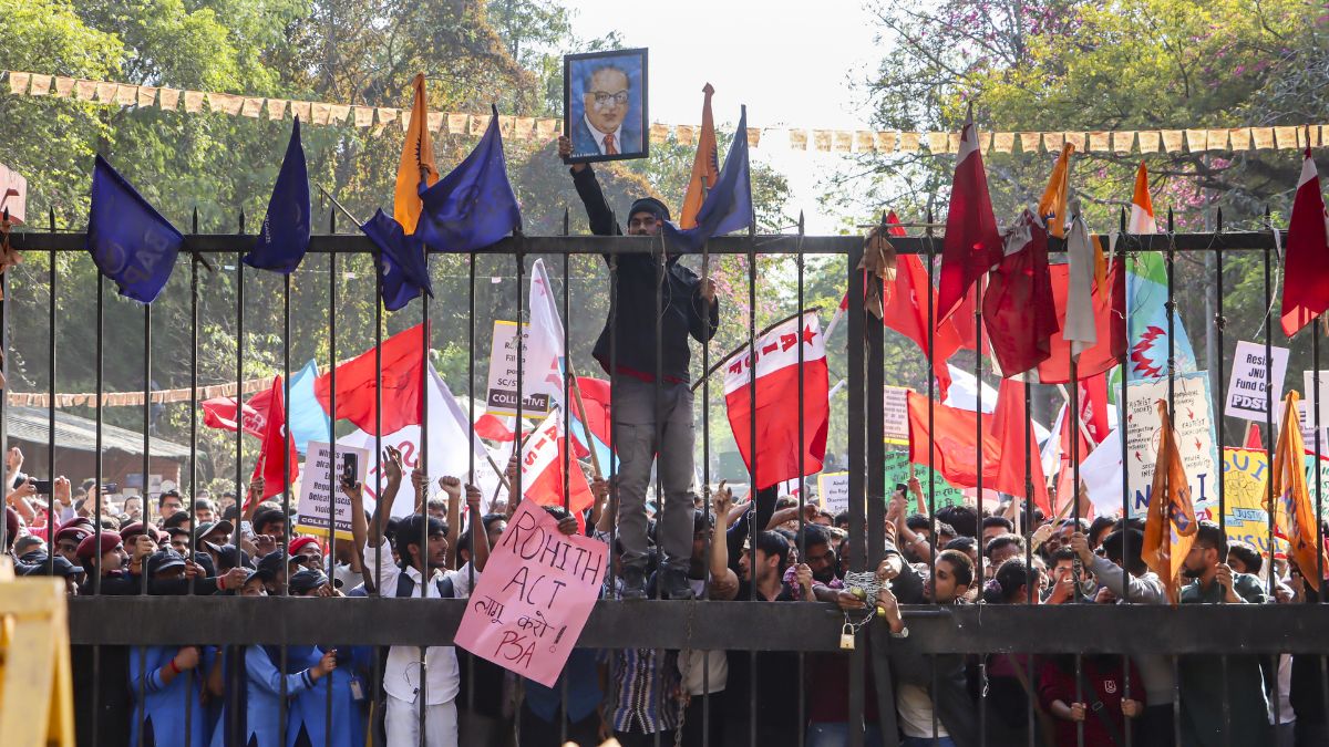 JNU के मेन गेट पर छात्रों और पुलिस के बीच भारी झड़प, प्रदर्शन के दौरान ‘दांत से काटने’ तक के लगे आरोप
