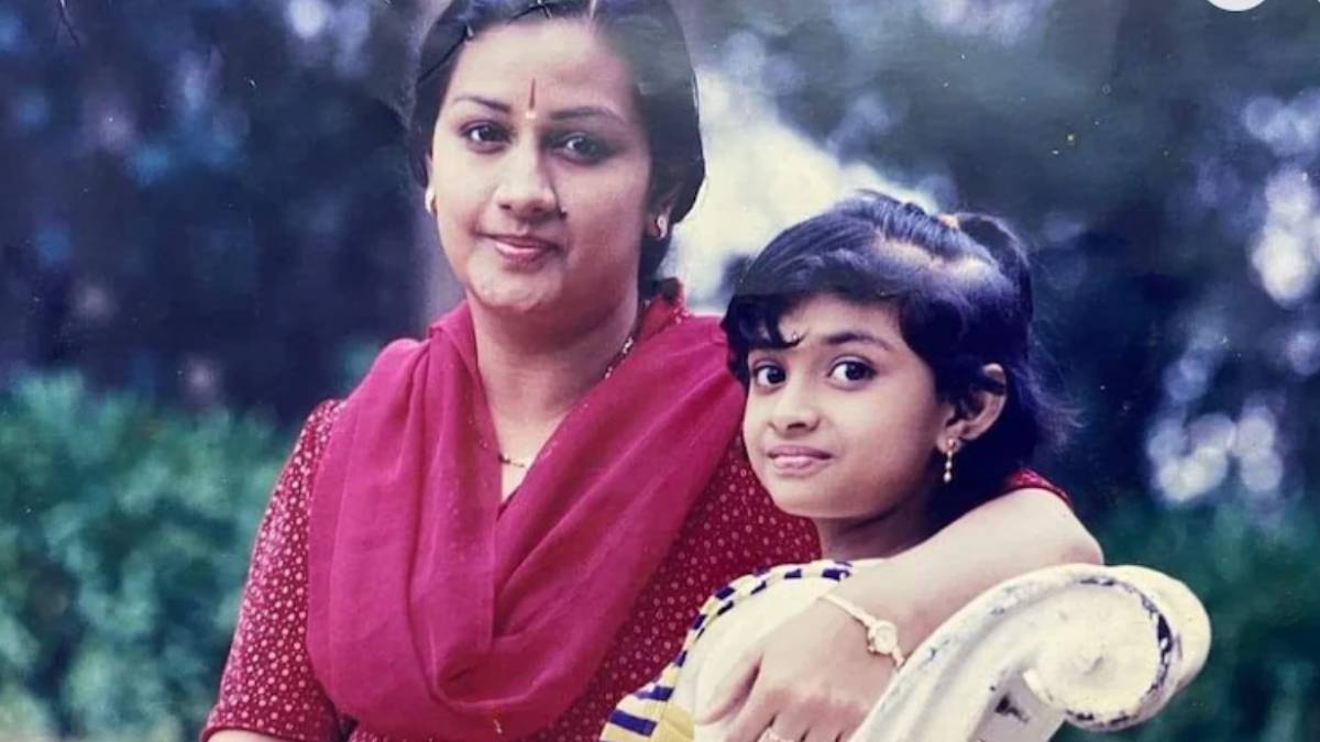 मां के साथ नजर आ रही ये बच्ची अब बन चुकी है सुपरस्टार, पिता-बेटे दोनों की बनी हीरोइन