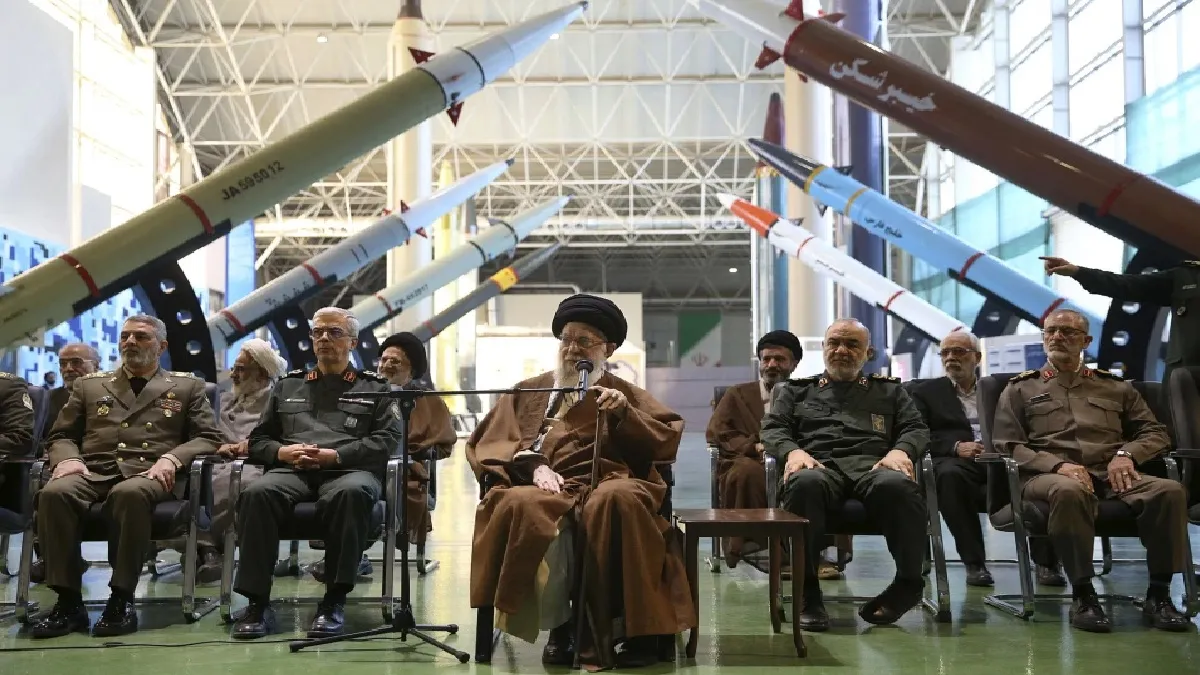 ईरान के साथ जंग में क्या करेगा अमेरिका, कहां होगा निशाना; जानें तेहरान के पास क्या होंगे विकल्प अयातुल्ला अली खामेनेई और ईरान की मिसाइल पावर- India TV Hindi