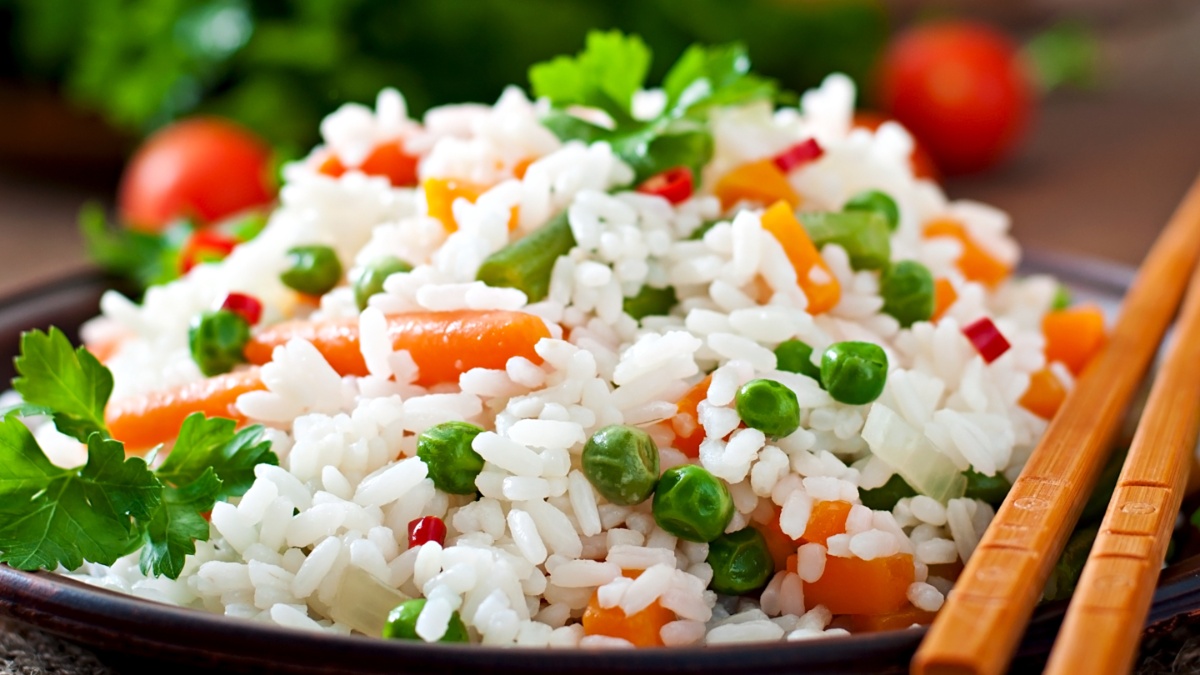 रात में चावल खाना चाहिए या नहीं? जानें डिनर में इसका सेवन सेहत पर पड़ सकता है कितना भारी?