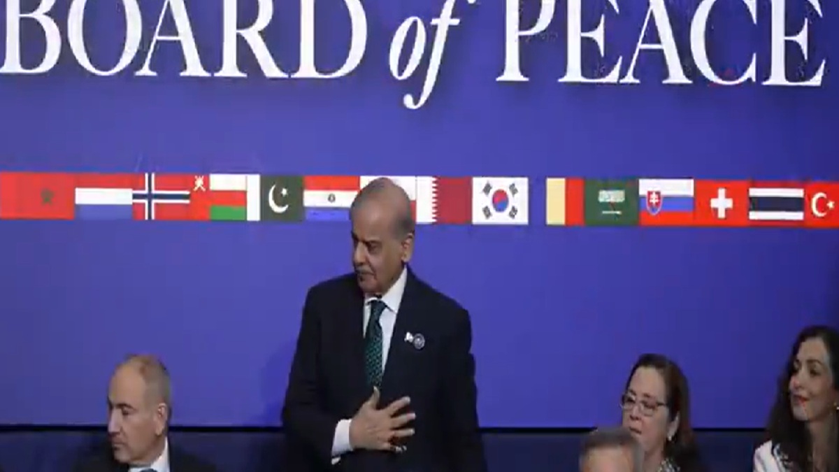 ट्रंप का ऑर्डर मिलते ही खड़े हो गए पाकिस्तान के PM शहबाज, झुके और दिल पर रखा हाथ; देखें VIDEO