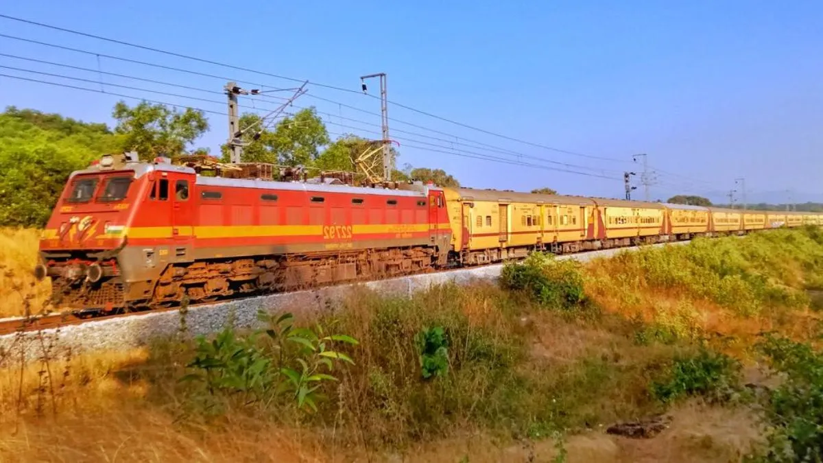 भारतीय ट्रेनों को चलने के लिए कितना डीजल चाहिए होता है, माइलेज सुनकर चौंकेंगे जरूर; सफर से पहले जान लें How much diesel takes to run train, diesel for train, train tank capacity, mileage of train, Indian - India TV Hindi