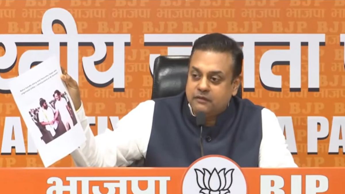 Devendra Parashar राहुल गांधी के साथ दिखा शर्टलेस प्रदर्शन का आयोजन करने वाला नेता, BJP ...