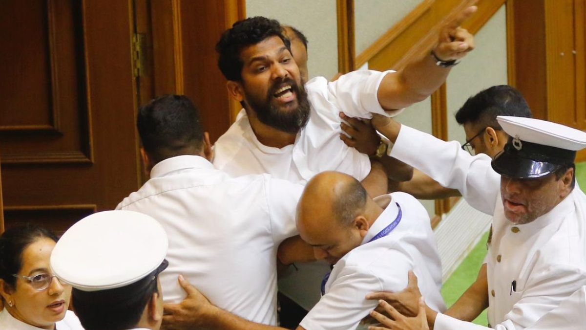 गोवा पुलिस ने विधायक वीरेश बोरकर को घसीटकर दफ्तर से बाहर निकाला, जमीन विवाद से जुड़ा है मामला