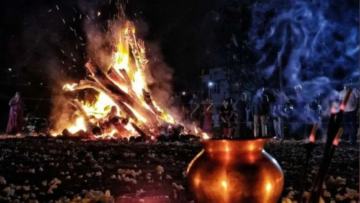 Holika Dahan Upay: होलिका दहन के बाद जरूर करें ये उपाय, दूर होगी घर की हर समस्या, घर में होगा खुशियों का आगमन होलिका दहन उपाय- India TV Hindi