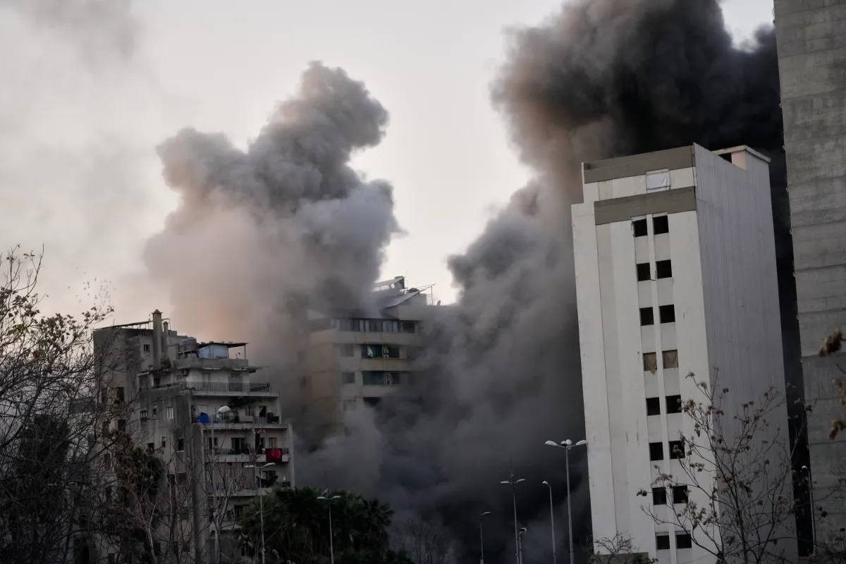 Israel US Iran War Update LIVE: इस्फ़हान में हवाई हमले में 15 लोग मारे गए; ईरान ने कहा हमले बंद होने तक युद्धविराम नहीं होगा ईरान पर लगातार हमले कर रहे अमेरिका और इजरायल। - India TV Hindi