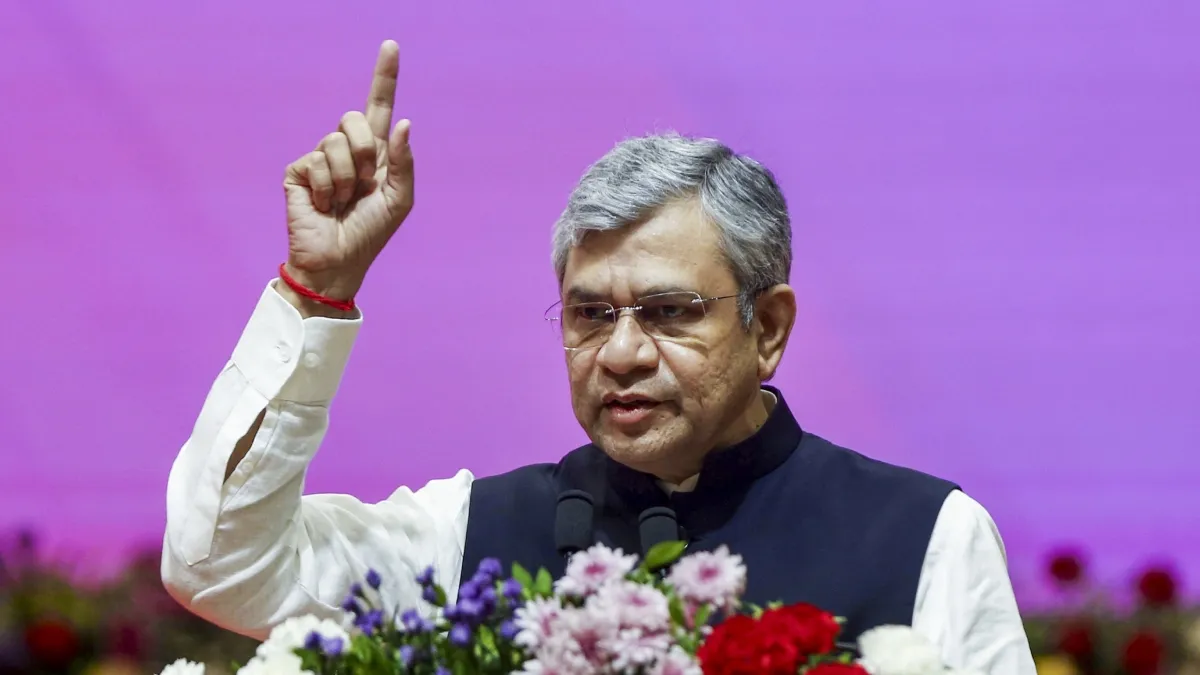 गुजरात में शुरू हुआ सेमीकंडक्टर का उत्पादन, अश्विनी वैष्णव बोले- 'इस क्षेत्र में 20 लाख लोगों की जरूरत' Ashwini Vaishnaw- India TV Hindi