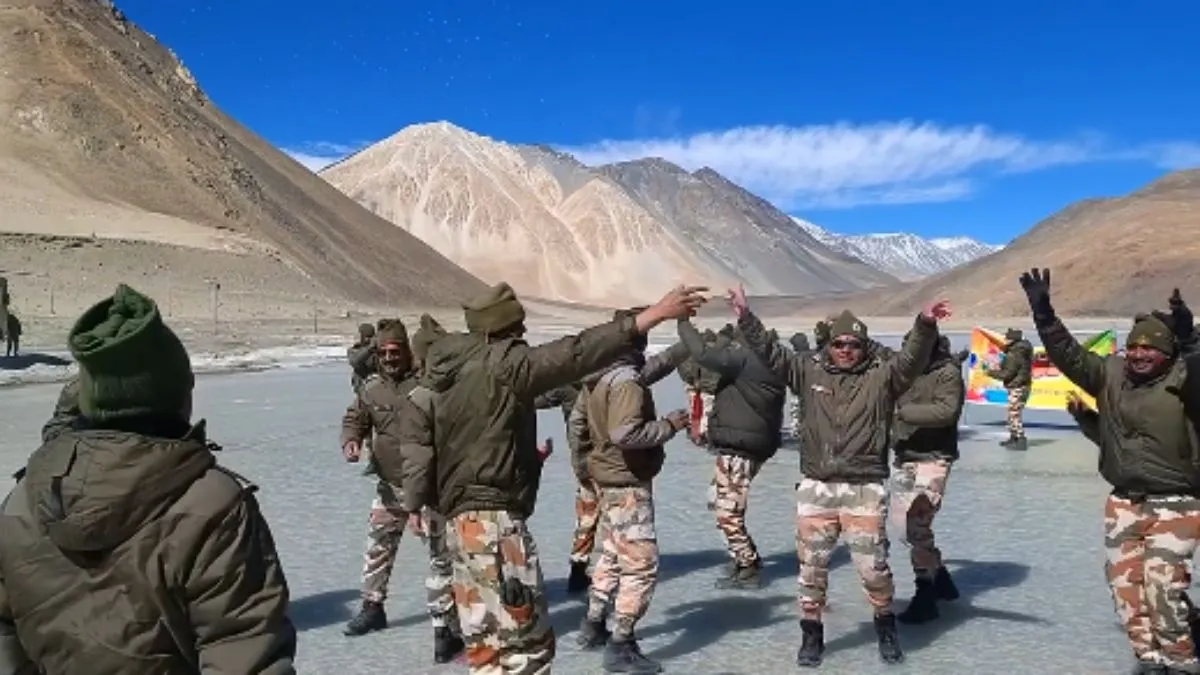 ITBP के जवानों ने 14,300 फीट की ऊंचाई पर खेली होली, पैंगोंग झील के पास जमकर उड़ाया अबीर-गुलाल; Video वायरल ITBP Holi Celebration,Pangong Lake,Holi Festival 2026,Viral Video, Aaj Ka Viral Video - India TV Hindi