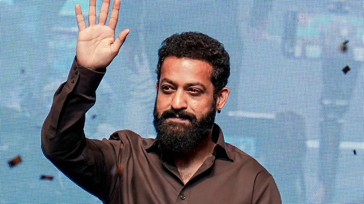 जूनियर एनटीआर पहुंचे अस्पताल, एक झलक के लिए उमड़ी भीड़, फैंस ने तोड़ा एस्केलेटर