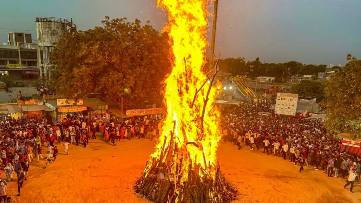 Holika Dahan Wishes Live: जले नकारात्मकता, आए खुशहाली और विश्वास, होलिका दहन पर अपनों को भेजें ये खास शुभकामनाएं