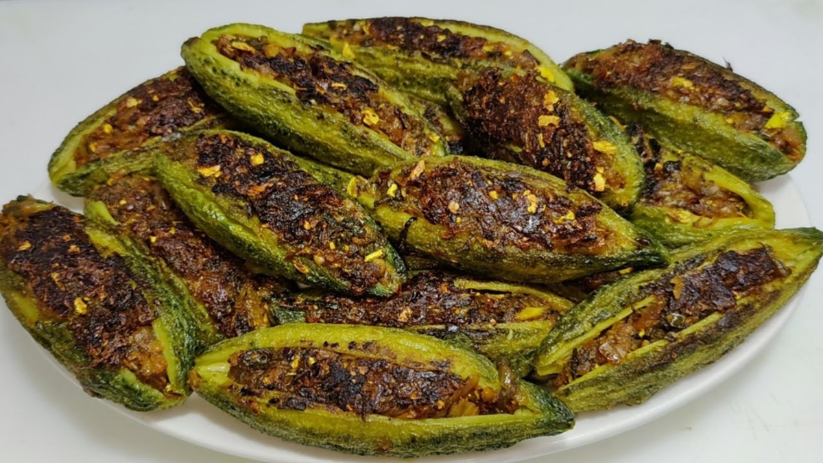 एक बार बनाकर देखें ये स्पेशल भरवां करेला, रोटी हो या चावल प्लेट हो जाएगी साफ, नोट करें विधि