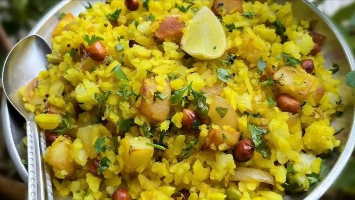 How To Make Batata Poha Recipe; सुबह नाश्ते में बना लें मुंबई का फेमस बटाटा पोहा, मिनटों में होगा तैयार, झटपट नोट करें रेसिपी - India TV Hindi
