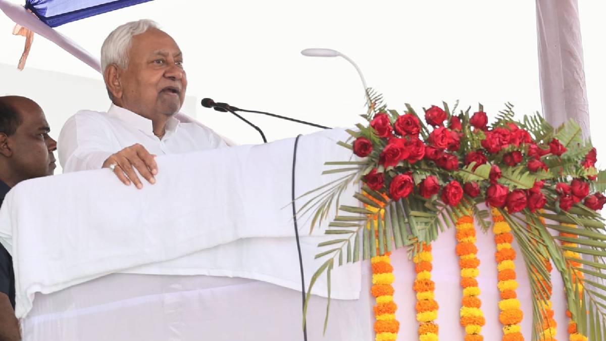 ‘अरे अभी कहां जा रहे हैं, जानियेगा तब न जाइएगा, अभी बैठिये’, अररिया में नीतीश कुमार का दिखा चिर परिचित अंदाज