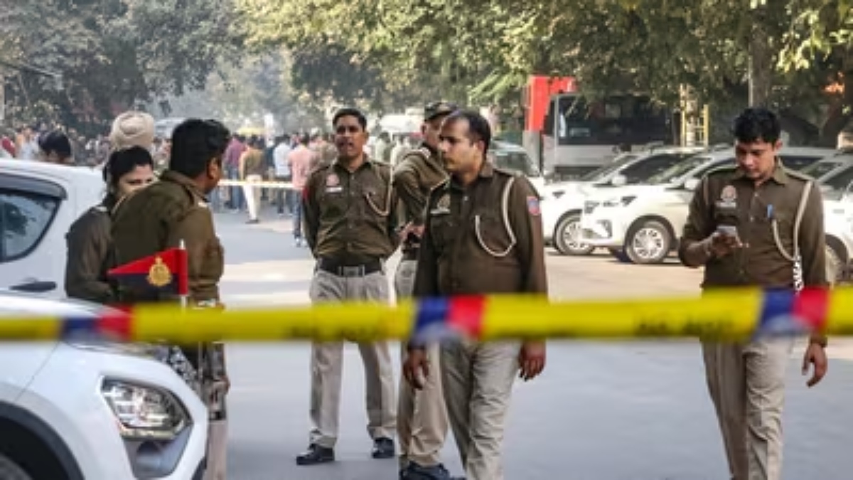 प्रेम में हुई तीसरे की एंट्री तो बिगड़ी बात, MCA छात्र-छात्रा ने एक-दूसरे को चाकू घोंपा; मची चीख-पुकार