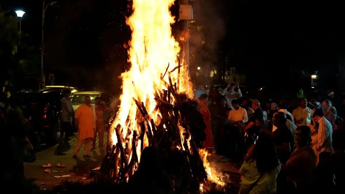 Holika Dahan 2026 Upay: होलिका दहन की बची हुई राख से जरूर करें आसान उपाय, हर बुरी नजर होगी दूर, धन-धान्य में भी होगी बढ़ोतरी होलिका दहन उपाय- India TV Hindi