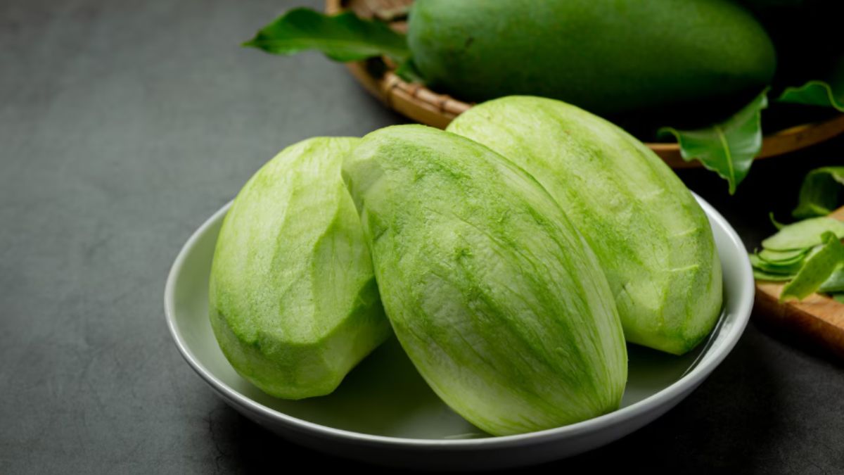 कच्चा आम खाने से क्या क्या फायदे होते हैं? लाभ जान आज से शुरू कर देंगे खाना