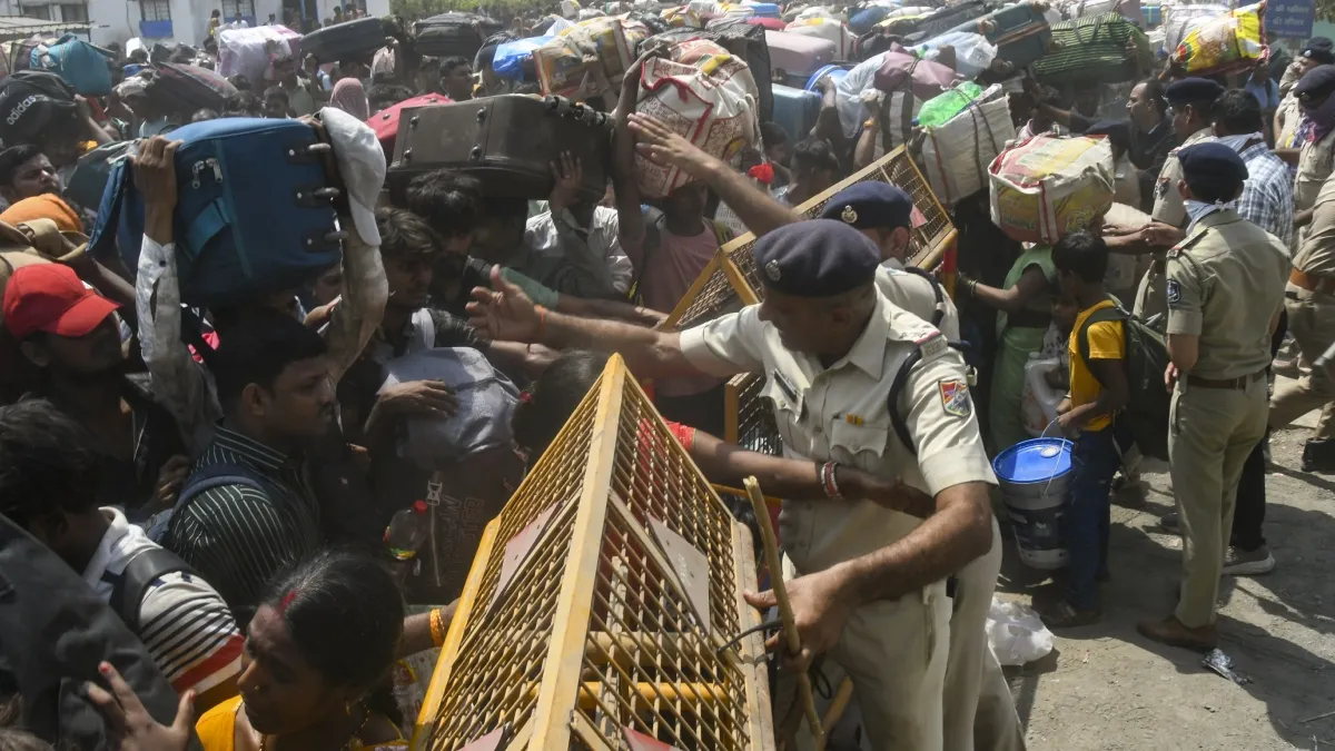 "वोट नहीं दिया तो वोटर लिस्ट से नाम कट जाएगा", इस अफवाह के कारण बंगाल लौट रहे मजदूर, ट्रेनों में खचाखच भीड़ Surat- India TV Hindi