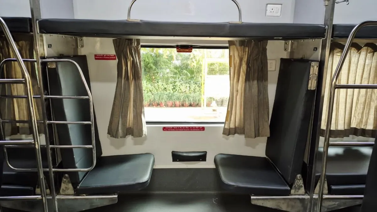 रेल यात्रियों की सुविधा और सुरक्षा को ध्यान में रखते हुए भारतीय रेल ने नए डिजाइन के कोच और बेहतर टॉयलेट्स के मॉडल तैयार किए हैं। रेलवे ने यात्रियों की सेवा में लगे मौजूदा कोच यानी डिब्बों को अपग्रेड कर एक सैंपल कोच तैयार किया है। 