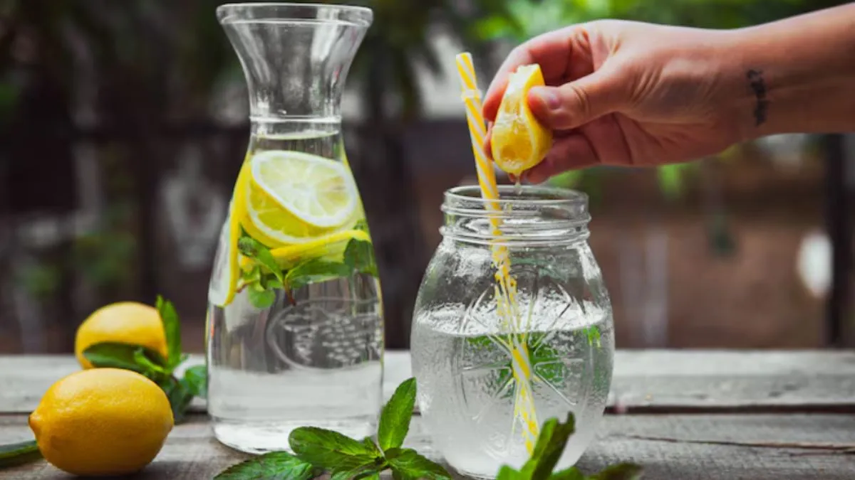 जब शरीर का तापमान बढ़ जाता है और पानी की कमी हो जाती है, तो हीट स्ट्रोक का खतरा बढ़ जाता है। यह घोल शरीर के तापमान को नियंत्रित करने में मदद करता है। 