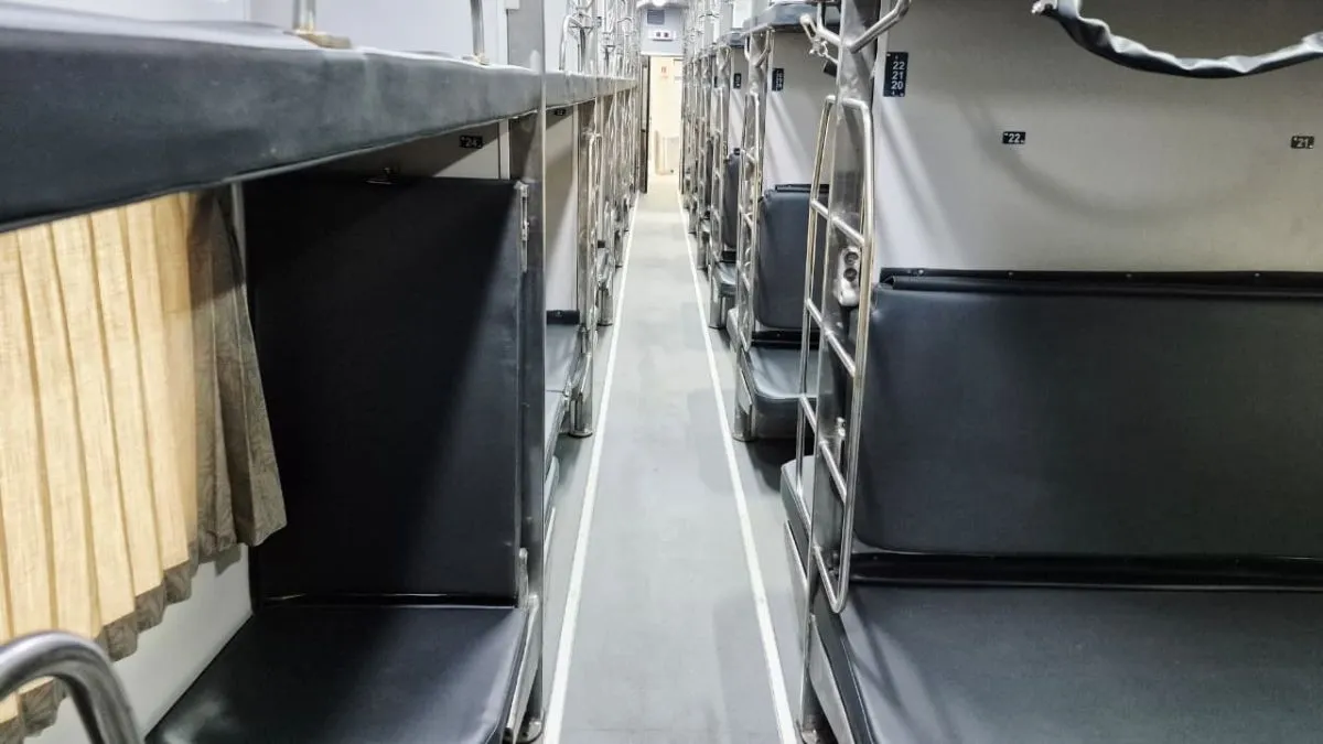 इन कोचों में अलग-अलग इंटीरियर कलर थीम का इस्तेमाल किया गया है, जिसमें PVC फ्लोरिंग, सीट और बर्थ की रेक्सिन, स्नैक टेबल, पर्दे और टॉयलेट जैसे मुख्य हिस्सों में मिलते-जुलते रंगों का इस्तेमाल किया गया है। इन कोचों में इस्तेमाल की गई सभी सामग्री HL3 अग्नि सुरक्षा मानकों के अनुरूप है, जो बेहतर दृश्य आकर्षण के साथ-साथ यात्रियों की उच्च स्तरीय सुरक्षा भी सुनिश्चित करती है। 