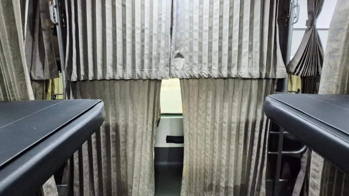 नए डिजाइन के तहत, कोच के इंटीरियर को ग्रे थीम में डिजाइन किया गया है। जिसमें फ्लोर को लाइट ग्रे और सीटों को डार्क ग्रे कलर दिया गया है। इनके अलावा, एसी कोच में लगे पर्दों का रंग भी बदलकर ग्रे कर दिया गया है, जिसमें क्रीम कलर का टेक्सचर दिया गया है। मौजूदा डिब्बों में यात्रियों की सुविधाओं के लिए नीले रंग के पर्दे मौजूद हैं। 