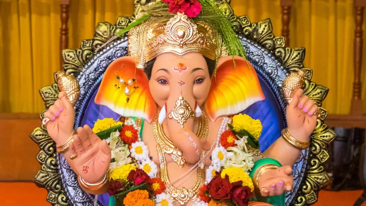 Ganesh Chalisa: आज विकट संकष्टी चतुर्थी के दिन जरूर करें गणेश चालीसा का पाठ, हर भय और संकट से मिलेगी मुक्ति विकट संकष्टी चतुर्थी 2026- India TV Hindi