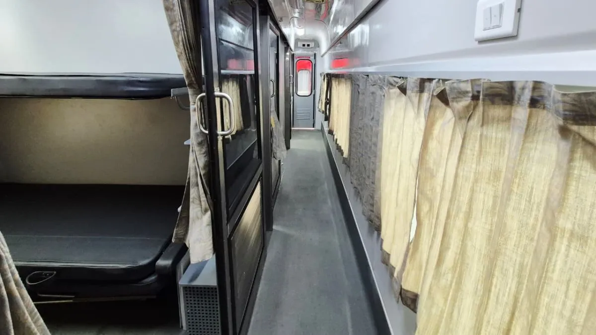 यात्रियों के आराम, सुंदरता और यात्रा अनुभव को बेहतर बनाने के उद्देश्य से बहुत सोच-समझकर इंटीरियर डिजाइन और कलर के साथ डिजाइन किया गया है। 