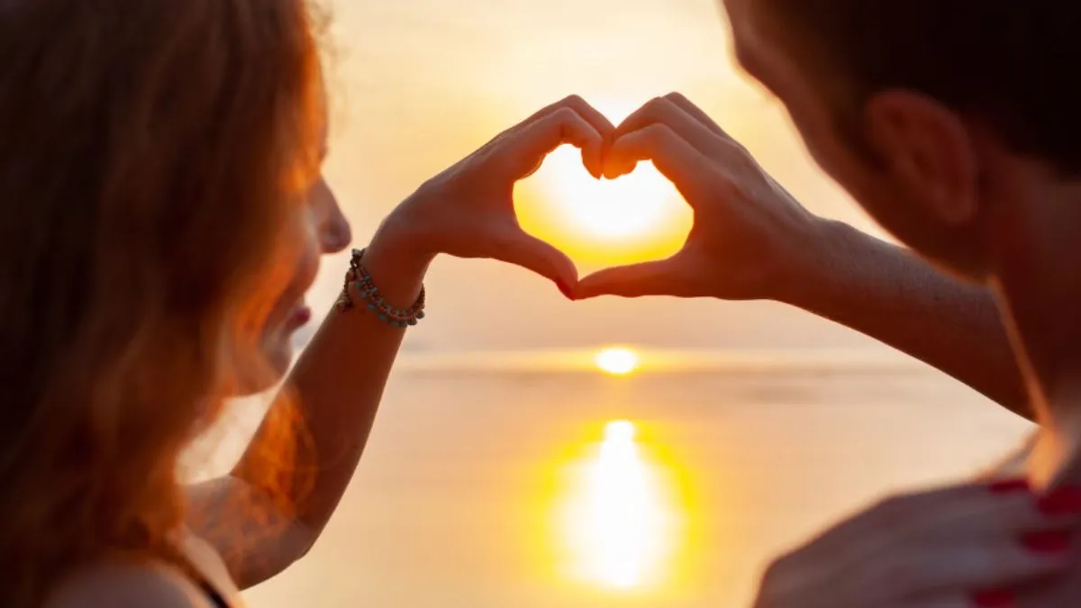 Love Horoscope 04 April 2026: धनु-मकर सहित 4 राशियां प्रेम जीवन में चलें संभलकर, छोटी सी भूल पड़ सकती है भारी, पढ़ें लव राशिफल Love Horoscope - India TV Hindi