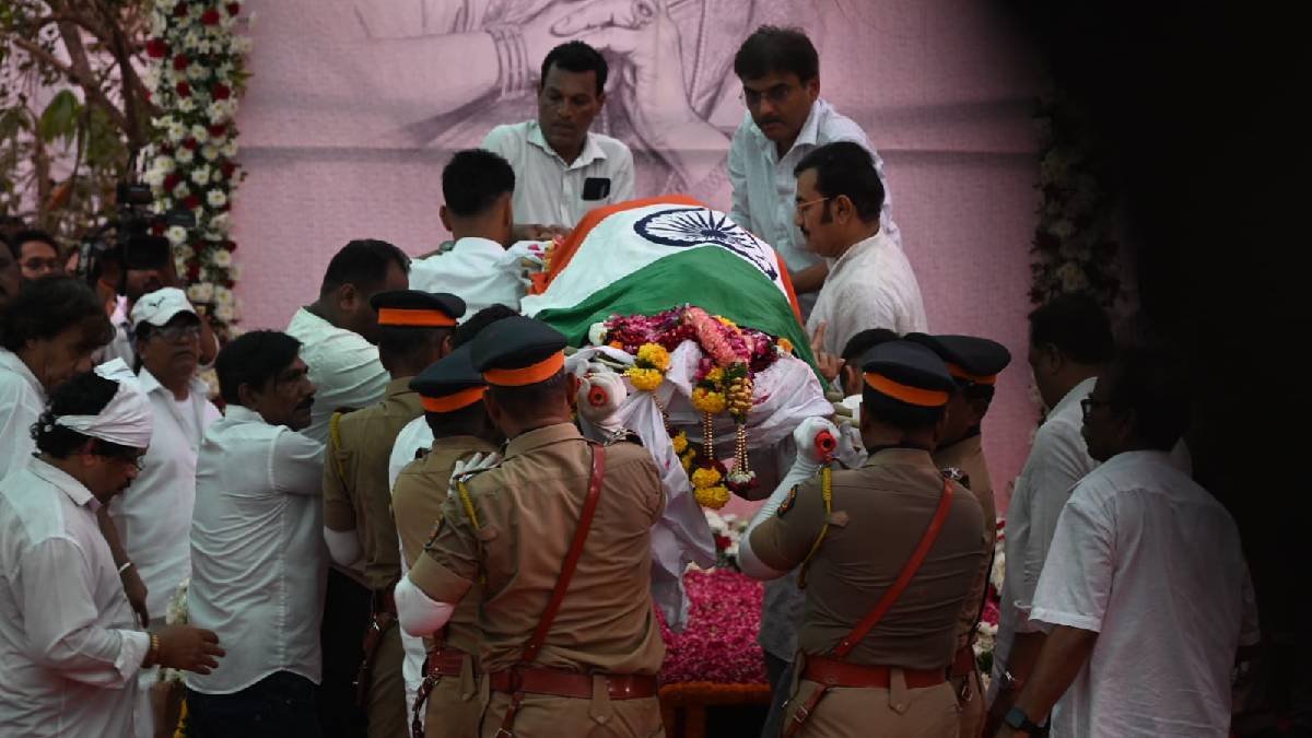 पंचतत्व में विलीन हुईं आशा भोसले, बेटे आनंद ने दी मुखाग्नि, राजकीय सम्मान के साथ हुई