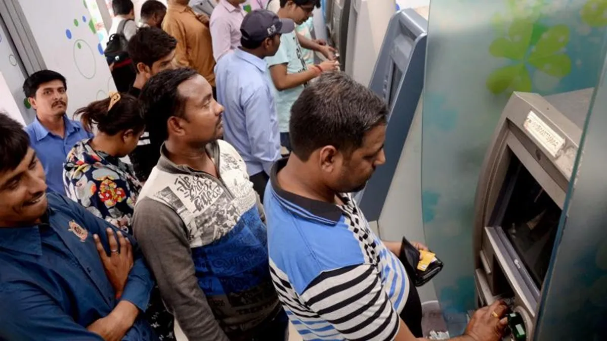 ATM से कैश निकालने का चार्ज: HDFC Bank ATM से UPI के ज़रिए कैश निकालने को, हर महीने मिलने वाली मुफ़्त ट्रांज़ैक्शन की लिमिट गिनते समय, आम ATM से कैश निकालने जैसा ही मानेगा। जब मुफ़्त लिमिट खत्म हो जाएगी, तो ग्राहकों से हर ट्रांज़ैक्शन पर ₹23 और उस पर लगने वाले टैक्स लिए जाएंगे। अभी, सेविंग्स और सैलरी अकाउंट वालों को HDFC Bank के ATM से पांच बार मुफ्त में कैश निकालने की सुविधा मिलती है। दूसरे बैंकों के ATM पर, ग्राहकों को मेट्रो शहरों में तीन बार और नॉन-मेट्रो शहरों में पांच बार मुफ्त में कैश निकालने की सुविधा मिलती है।