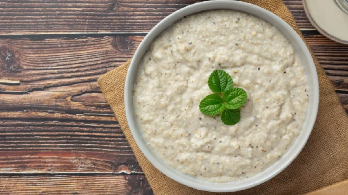 हेल्थ एक्सपर्ट्स अक्सर दलिया खाने की सलाह देते हैं। जिन लोगों को थकान और कमजोरी को दूर कर अपनी ऊर्जा को बढ़ाना है, वो रेगुलरली दलिए का सेवन करना शुरू कर सकते हैं। दलिया एनर्जी बूस्ट करने के साथ-साथ आपकी सेहत को चौतरफा लाभ पहुंचा सकता है।