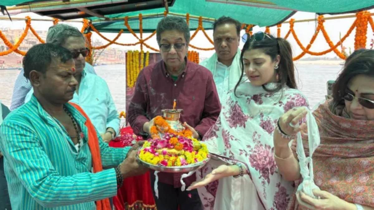 आशा भोसले की अस्थियां गंगा में हुईं विसर्जित, घाट पर फूट-फूटकर रोईं पोती जनाई