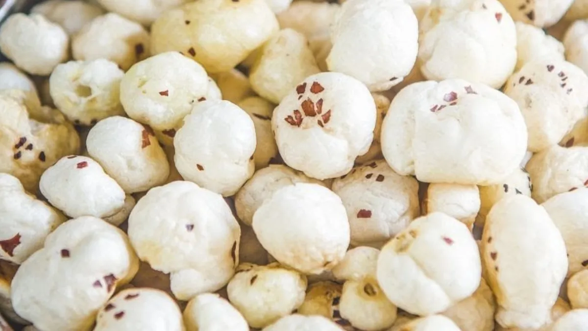 क्या आपको मखाने खाना पसंद है? अगर हां, तो आपको बता दें कि पोषण का भंडार मखाना, शरीर की सुस्ती, थकान और कमजोरी को दूर करने का काम कर सकता है। अगर आप दिन भर ऊर्जावान महसूस करना चाहते हैं, तो मखाने को अपने डेली डाइट प्लान में शामिल कर लीजिए।